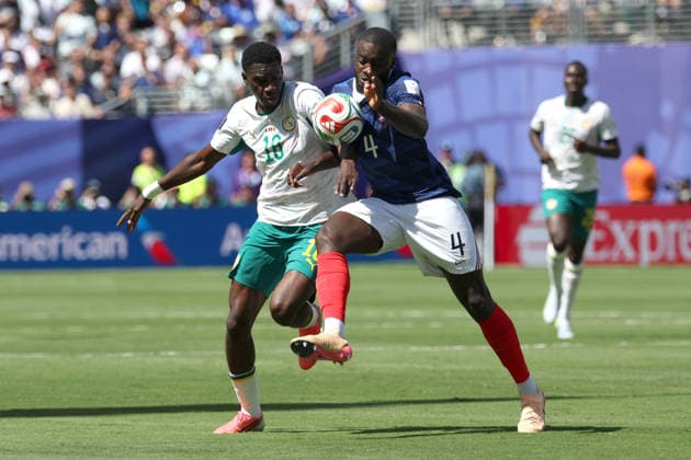 Dayot Upamecano (R) of France vies for the ball with Ismaila Sarr of Senegal during the FIFA World Cup, WM, Weltmeisterschaft, Fussball 2026 group stage match France against Senegal in at MetLife stadium in de New Jersey, USA, 16 June 2026. FIFA World Cup 2026 - Group I - France vs Senegal !ACHTUNG: NUR REDAKTIONELLE NUTZUNG!  Copyright: xSebastiaoxMoreirax GR2289 0859298594st