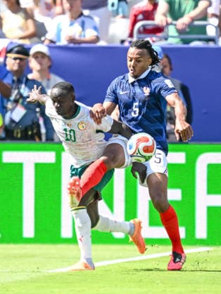 Sadio Mané of Senegal and Jules Koundé of France battle for the ball during the 2026 FIFA World Cup Group I match between France and Senegal at New York New Jersey Stadium on June 16, 2026, in East Rutherford, United States. Photo by Harry Langer, DeFodi Images,detected_source_language