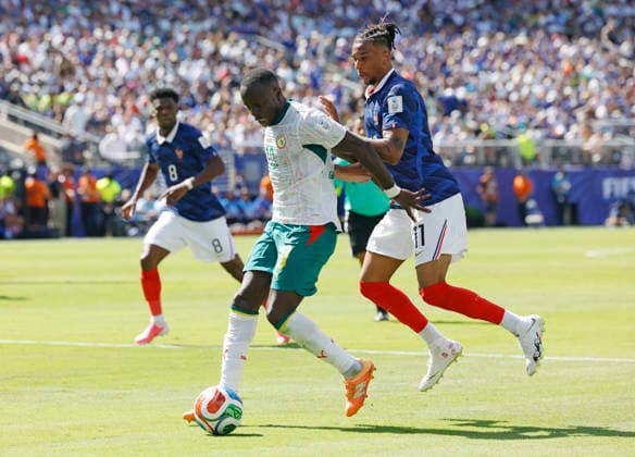 Senegal s Sadio Mane (10) keeps the ball away from Michael Olise of France in the first half of their FIFA World Cup, WM, Weltmeisterschaft, Fussball match at MetLife Stadium in East Rutherford, New Jersey, on Tuesday, June 16, 2026.  NYP20260616927 JOHNxANGELILLO