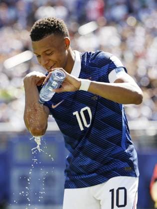NEW JERSEY - Kylian Mbappe of France tends to his wound during the 2026 FIFA World Cup, WM, Weltmeisterschaft, Fussball Group I match between France and Senegal at the New Jersey Stadium on June 16, 2026, in New Jersey, United States. MAURICE VAN STEEN ANP FIFA World Cup 2026 2026 xVIxANPxSportx xMauricexvanxSteenxIVx 561190844 originalFilename: 561190844.jpg