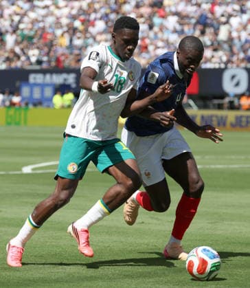 Dayot Upamecano (R) of France vies for the ball with Ismaila Sarr of Senegal during the FIFA World Cup, WM, Weltmeisterschaft, Fussball 2026 group stage match France against Senegal in at MetLife stadium in de New Jersey, USA, 16 June 2026. FIFA World Cup 2026 - Group I - France vs Senegal !ACHTUNG: NUR REDAKTIONELLE NUTZUNG!  Copyright: xSebastiaoxMoreirax GR2287 20260616-55020615416_1