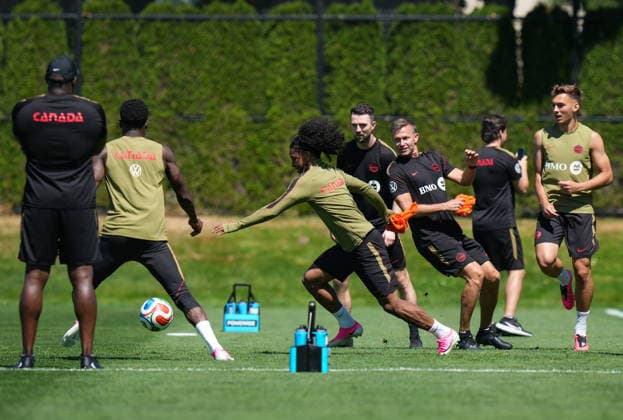 June 16, 2026, Vancouver, Bc, CANADA: Canada s Jayden Nelson, front centre, chases after the ball in front of head coach Jesse Marsch, second right, and Niko Sigur, right, during a FIFA World Cup, WM, Weltmeisterschaft, Fussball soccer training session, in Vancouver, on Tuesday, June 16, 2026. Canada News - June 16, 2026  - ZUMAc35_ 20260616_zaf_c35_124 Copyright: xDarrylxDyckx