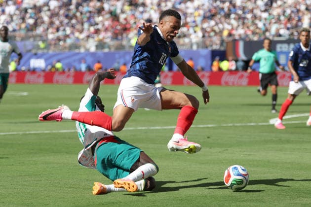 Kylian Mbappe (C) of France vies for the ball with Sadio Mane of Senegal during the FIFA World Cup, WM, Weltmeisterschaft, Fussball 2026 group stage match France against Senegal in at MetLife stadium in de New Jersey, USA, 16 June 2026. FIFA World Cup 2026 - Group I - France vs Senegal !ACHTUNG: NUR REDAKTIONELLE NUTZUNG!  Copyright: xSebastiaoxMoreirax GR2319 20260616-55020615502_1