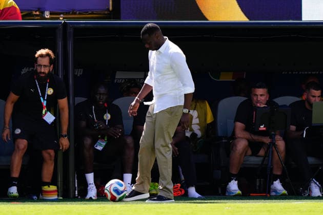 France v Senegal: Group I - FIFA World Cup, WM, Weltmeisterschaft, Fussball 2026 Pape Thiaw, head coach of Senegal, looks on during the FIFA World Cup 2026 Group I match between France and Senegal at New York New Jersey Stadium on June 16, 2026 in East Rutherford, New Jersey. East Rutherford NJ United States  Copyright: xJosexBretonx originalFilename:bretonhernandez-francevs260616_npZXK.jpg