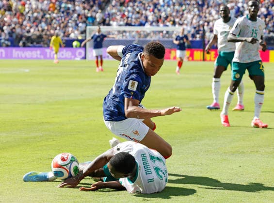 Senegal s Habib Diarra fights for the ball with Kylian Mbappe of France in the second half of their FIFA World Cup, WM, Weltmeisterschaft, Fussball match at MetLife Stadium in East Rutherford, New Jersey, on Tuesday, June 16, 2026.  NYP20260616948 JOHNxANGELILLO