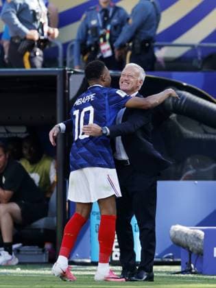 NEW JERSEY - (LR) Kylian Mbappe of France manager Didier Deschamps celebrates the 3-1 during the 2026 FIFA World Cup, WM, Weltmeisterschaft, Fussball Group I match between France and Senegal at the New Jersey Stadium on June 16, 2026, in New Jersey, United States. MAURICE VAN STEEN ANP FIFA World Cup 2026 2026 xVIxANPxSportx xMauricexvanxSteenxIVx 561194498 originalFilename: 561194498.jpg