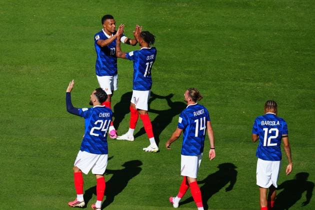 Kylian MbappÃ celebrates with Michael Olise of France France v Senegal, 2026 FIFA World Cup, WM, Weltmeisterschaft, Fussball Group I, Football, New York New Jersey Stadium, East Rutherford, New Jersey, USA - 16 Jun 2026East Rutherford New York New Jersey Stadium New Jersey (NJ) United States of America EDITORIAL USE ONLY No use with unauthorised audio, video, data, fixture lists, club league logos or live services. Online in-match use limited to 120 images, no video emulation. No use in betting, games or single club league player publications.  Copyright: xJavierxGarcia Shutterstockx 16928918de