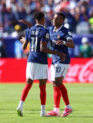 New Jersey, USA, 16th June 2026. Michael Olise of France and Kylian Mbappe of France celebrate at the final whistle during the France vs Senegal FIFA World Cup, WM, Weltmeisterschaft, Fussball match at Metlife Stadium, New Jersey. Picture credit should read: Paul Terry Sportimage EDITORIAL USE ONLY. No use with unauthorised audio, video, data, fixture lists, club league logos or live services. Online in-match use limited to 120 images, no video emulation. No use in betting, games or single club league player publications. SPI_085_PT_France_Senegal SPI-4837-0085