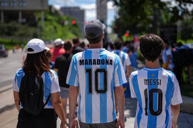 Argentina fans gather in Kansas City ahead of Algeria match KANSAS CITY, UNITED STATES - JUNE 16: Fans gather in downtown Kansas City ahead of the 2026 FIFA World Cup, WM, Weltmeisterschaft, Fussball Group J match between Argentina and Algeria in Kansas City, United States, on June 16, 2026. Hakan Akgün Anadolu Kansas City United States. Editorial use only. Please get in touch for any other usage.  Copyright: x2026xAnadoluxHakanxAkgünx