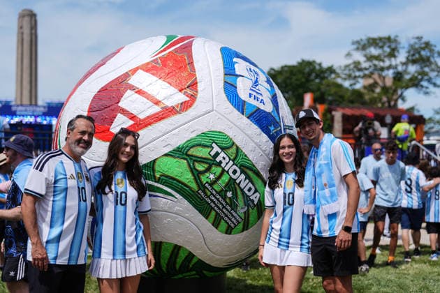 Argentina fans gather in Kansas City ahead of Algeria match KANSAS CITY, UNITED STATES - JUNE 16: Fans gather in downtown Kansas City ahead of the 2026 FIFA World Cup, WM, Weltmeisterschaft, Fussball Group J match between Argentina and Algeria in Kansas City, United States, on June 16, 2026. Hakan Akgün Anadolu Kansas City United States. Editorial use only. Please get in touch for any other usage.  Copyright: x2026xAnadoluxHakanxAkgünx
