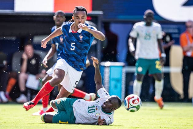 Jules Kounde of France and Sadio Mane of Senegal fight for possession during the FIFA World Cup, WM, Weltmeisterschaft, Fussball 2026 Group I match between France and Senegal at New York New Jersey Stadium on June 16th, 2026. (Photo by Riquelve Nata Sports Press Photo)  Copyright: xRiquelvexNata SportsxPressxPhotox Sportspressphoto_SPR167793