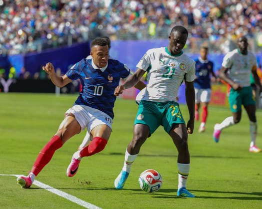 June 16, 2026, East Rutherford, New Jersey, USA: France forward KYLIAN MBAPPE (10) goes to get the ball while Senegal midfielder HABIB DIARRA (21) tries to keep it away during the 2026 FIFA World Cup, WM, Weltmeisterschaft, Fussball match between France and Senegal at MetLife Stadium in East Rutherford, NJ East Rutherford USA - ZUMAr225 20260616_zsp_r225_013 Copyright: xScottxRausenbergerx
