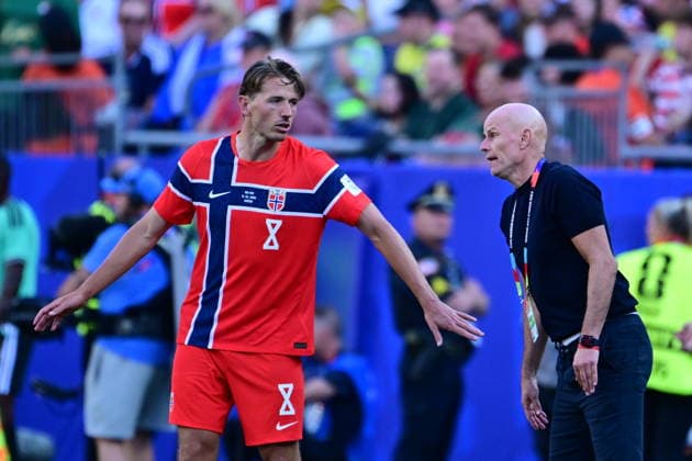 Iraq v Norway - FIFA World Cup, WM, Weltmeisterschaft, Fussball 2026 - Group I FOXBOROUGH, UNITED STATES - JUNE 16: Sander Berge (8) of Norway talks with the head coach Stale Solbakken (R) during the 2026 FIFA World Cup First Stage Group I match between Iraq and Norway at Gillette Stadium (Boston Stadium) in Foxborough, Massachusetts, United States on June 16, 2026. Abdulhamid Hosbas Anadolu Massachusetts United States. Editorial use only. Please get in touch for any other usage.  Copyright: x2026xAnadoluxAbdulhamidxHosbasx