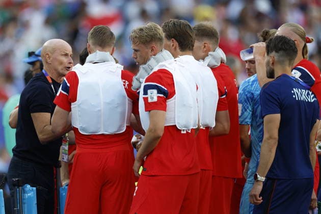 FIFA World Cup, WM, Weltmeisterschaft, Fussball 2026 - Group I - Iraq vs Norway Norway s head coach Stale Solbakken (L) speaks with his players, some wearing ice packs, during the first hydration break of the FIFA World Cup 2026 group stage match Iraq against Norway, in Boston, Massachusetts, USA, 16 June 2026. Foxborough United States  Copyright: xGREGxM.xCOOPERx