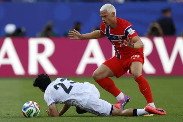 FIFA World Cup, WM, Weltmeisterschaft, Fussball 2026 - Group I - Iraq vs Norway Julian Ryerson of Norway (R) in action against Merchas Doski of Iraq (L) during the FIFA World Cup 2026 group stage match Iraq against Norway, in Boston, Massachusetts, USA, 16 June 2026. BOSTON United States  Copyright: xGREGxM.xCOOPERx