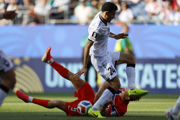 FIFA World Cup, WM, Weltmeisterschaft, Fussball 2026 - Group I - Iraq vs Norway Zaid Ismail of Iraq (top) in action against David Moller Wolfe of Norway during the FIFA World Cup 2026 group stage match Iraq against Norway, in Boston, Massachusetts, USA, 16 June 2026. BOSTON United States  Copyright: xGREGxM.xCOOPERx
