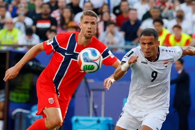 Norway defender Kristoffer Ajer, left and Iraq forward Ali al-Hamadi in action during the first half of their FIFA World Cup, WM, Weltmeisterschaft, Fussball match at Gillette Stadium in Foxborough, Massachusetts, on Tuesday, June 16, 2026.  BOP20260616009 CJxGUNTHER