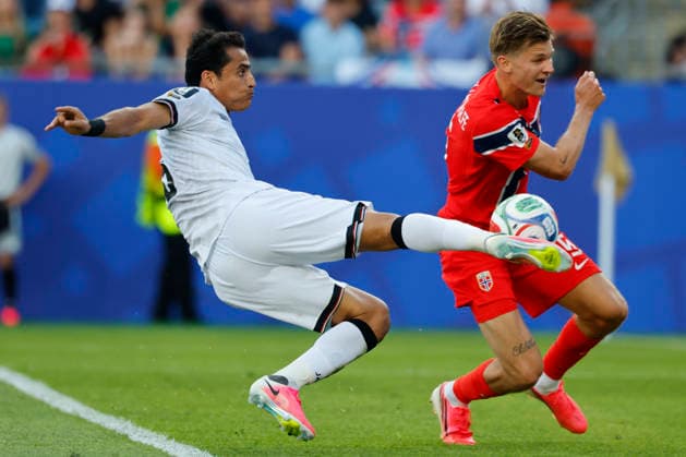 Iraq forward Ali al-Hamadi and Norway defender David Moller Wolfe in action during the first half of their FIFA World Cup, WM, Weltmeisterschaft, Fussball match at Gillette Stadium in Foxborough, Massachusetts, on Tuesday, June 16, 2026.  BOP20260616019 CJxGUNTHER