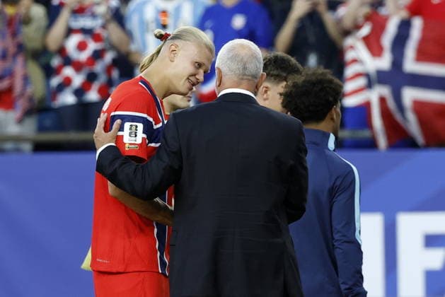 FIFA World Cup, WM, Weltmeisterschaft, Fussball 2026 - Group I - Iraq vs Norway Erling Haaland of Norway (L) talks with Iraq s head coach Graham Arnold after the FIFA World Cup 2026 group stage match Iraq against Norway, in Boston, Massachusetts, USA, 16 June 2026. Foxborough United States  Copyright: xGREGxM.xCOOPERx