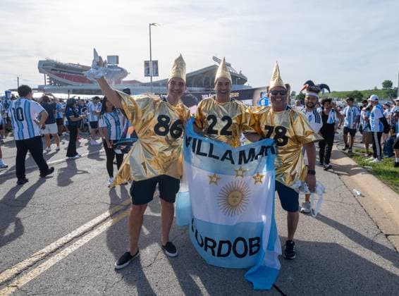 Fußball, Herren, FIFA World Cup, WM, Weltmeisterschaft, Fussball 2026 in Mexiko, Kanada und USA, Spiel in Kansas City (Gruppe J, 1. Spieltag), Argentinien - Algerien, Fans von ARG präsentieren die Jahreszahlen der WM-Titel von ARG 1986, 2022 und 1978, 16.06. 2026, *** Soccer, Mens, 2026 FIFA World Cup in Mexico, Canada, and the U.S., Match in Kansas City, Group J, Matchday 1, Argentina vs. Algeria, ARG fans display the years of Argentina’s World Cup titles Copyright: xMatthiasxKochx