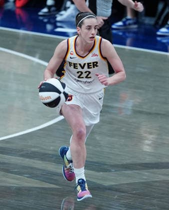 INDIANAPOLIS, IN - JUNE 16: Indiana Fever guard Caitlin Clark (22) brings the ball up against the Toronto Tempo on June 16, 2026, at Gainbridge Fieldhouse in Indianapolis, Indiana. (Photo by Brian Spurlock Icon Sportswire) WNBA, Basketball Damen, USA JUN 16 Toronto Tempo at Indiana Fever EDITORIAL USE ONLY Icon2606164