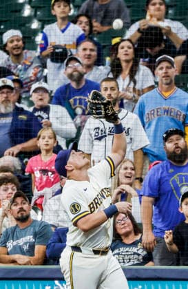 Milwaukee Brewers first baseman Andrew Vaughn catches a pop foul ball hit by Cleveland Guardians designated hitter Rhys Hoskins in the fourth inning of the MLB, Baseball Herren, USA game between the Cleveland Guardians and the Milwaukee Brewers at American Family Field in Milwaukee, Wisconsin on Tuesday, June 16, 2026.  MIL20260616809 TANNENxMAURY