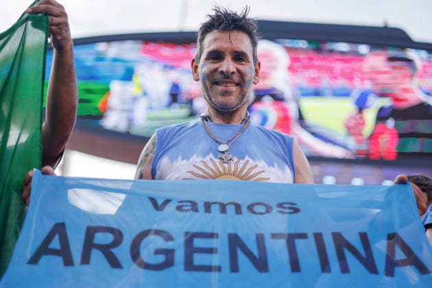 A fan from Argentina holds a flag before a Group J match in the 2026 FIFA World Cup, WM, Weltmeisterschaft, Fussball between Argentina and Algeria at Kansas City Stadium in Kansas, United States, 16 June 2026. FIFA World Cup 2026 - Group J - Argentina vs Argelia !ACHTUNG: NUR REDAKTIONELLE NUTZUNG!  Copyright: xJuanxIgnacioxRoncoronix GR3026 20260617-55020616494_1