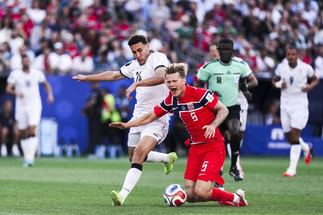Zaid Ismail of Iraq and David Moller Wolfe of Norway fight for possession during the FIFA World Cup, WM, Weltmeisterschaft, Fussball 2026 Group I match between Iraq and Norway at Boston Stadium on June 16th,2026 (Photo by Richard Callis Sports Press Photo)  Copyright: xRichardxCallis SportsxPressxPhotox Sportspressphoto_SPR167994