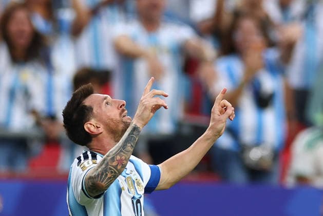Argentina s Lionel Messi celebrates after scoring against Algeria in the first half in a FIFA World Cup, WM, Weltmeisterschaft, Fussball match at Arrowhead Stadium in Kansas City, Missouri, on Tuesday, June 16, 2026.  KAN20260616910 CHRISTIANxBRUNSKILL