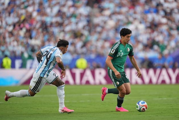 Argentina v Algeria - FIFA World Cup, WM, Weltmeisterschaft, Fussball 2026 - Group J KANSAS CITY, UNITED STATES - JUNE 16: Ibrahim Maza of Algeria in action against Enzo Fernandez of Argentina during the 2026 FIFA World Cup First Stage Group J match between Argentina and Algeria at Arrowhead Stadium (Kansas City Stadium) in Kansas City, Missouri, United States on June 16, 2026. Hakan Akgun Anadolu Missouri United States. Editorial use only. Please get in touch for any other usage.  Copyright: x2026xAnadoluxHakanxAkgunx