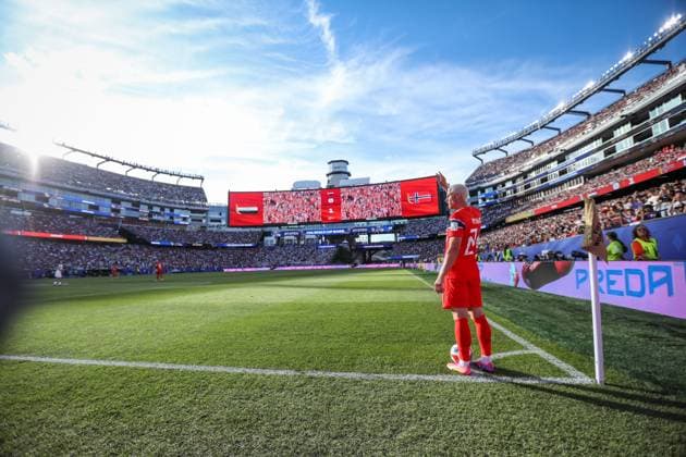Iraq v Norway Group I - FIFA World Cup, WM, Weltmeisterschaft, Fussball 2026 FOXBOROUGH, MASSACHUSETTS - JUNE 16: Morten Thorsby 21 of Norway prepares to take a corner kick while signaling to teammates during the FIFA World Cup 2026 Group I match between Iraq and Norway at Boston Stadium on June 16, 2026 in Foxborough, Massachusetts. The scoreboard displays a 1-1 tie between the two teams. photo by Ayman Aref JNA Press MASSACHUSETTS Copyright: x xAymanxArefxMohamedxSaadxElxDinx xJNAxPressx