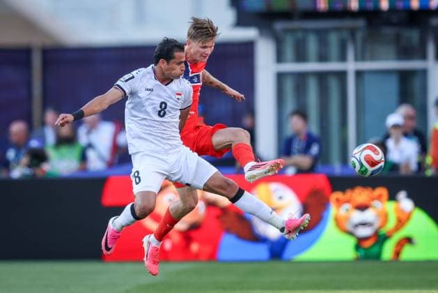 Iraq v Norway Group I - FIFA World Cup, WM, Weltmeisterschaft, Fussball 2026 FOXBOROUGH, MASSACHUSETTS - JUNE 16: Ibrahim Bayesh 8 of Iraq battles for possession of the ball with Kristian Thorstvedt of Norway during the FIFA World Cup 2026 Group I match between Iraq and Norway at Boston Stadium on June 16, 2026 in Foxborough, Massachusetts. photo by Ayman Aref JNA Press MASSACHUSETTS Copyright: x xAymanxArefxMohamedxSaadxElxDinx xJNAxPressx