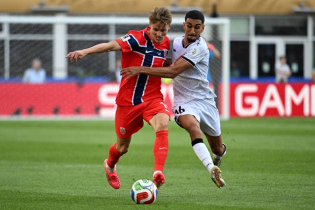 June 16, 2026, Boston, Ma, USA: Norway midfielder Martin Â¯degaard (10) and i16 battle for the ball during FIFA World Cup, WM, Weltmeisterschaft, Fussball match between Iraq and Norway at Boston Stadium Boston USA - ZUMAc268 20260616_zsp_c268_003 Copyright: xJamesxPatrickxCooperx