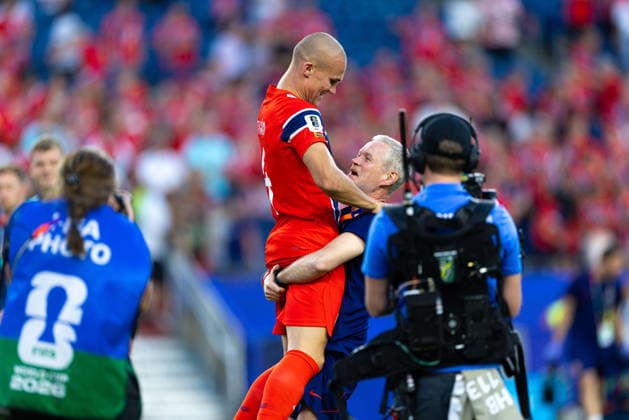 June 16, 2026; Foxborough, Massachusetts, USA; Norway defender Leo Ostigard (4) celebrates with a coach from Norway in a FIFA World Cup, WM, Weltmeisterschaft, Fussball 2026 Group I match between Iraq and Norway at Boston Stadium. (c) CSM - ZUMAc04_ 20260616_zma_c04_058 Copyright: xBurtxGranofskyx