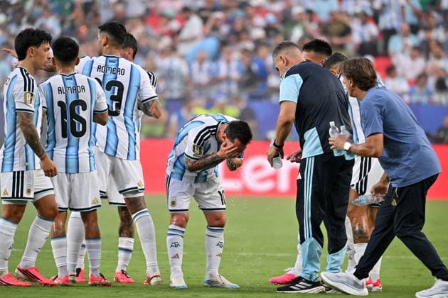 FIFA World Cup, WM, Weltmeisterschaft, Fussball 2026 - Group J - Argentina vs Algeria Lionel Messi of Argentina (C) splashes his face with water next to his teammates during the first hydration break of the FIFA World Cup 2026 group stage match Argentina against Algeria, in Kansas City, Missouri, USA, 16 June 2026. KANSAS CITY United States  Copyright: xAMYxKONTRASx
