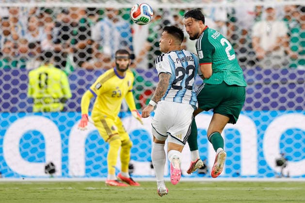 Lautaro Martinez (L) of Argentina vies for the ball with Aissa Mandi of Algeria during the FIFA World Cup, WM, Weltmeisterschaft, Fussball 2026 group stage match Argentina against Algeria at Arrowhead Stadium in Kansas, United States, 16 June 2026. FIFA World Cup 2026 - Group J - Argentina vs Algeria !ACHTUNG: NUR REDAKTIONELLE NUTZUNG!  Copyright: xJuanxIgnacioxRoncoronix GR3131 20260617-55020616677_1