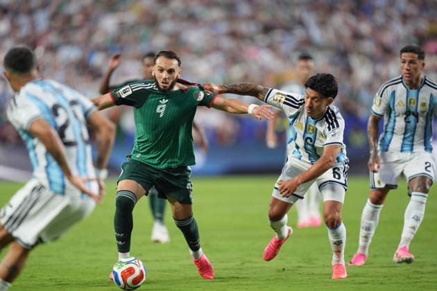 Argentina v Algeria - FIFA World Cup, WM, Weltmeisterschaft, Fussball 2026 - Group J KANSAS CITY, UNITED STATES - JUNE 16: Lisandro Martinez of Argentina in action against Amine Gouiri of Algeria during the 2026 FIFA World Cup First Stage Group J match between Argentina and Algeria at Arrowhead Stadium (Kansas City Stadium) in Kansas City, Missouri, United States on June 16, 2026. Hakan Akgun Anadolu Missouri United States. Editorial use only. Please get in touch for any other usage.  Copyright: x2026xAnadoluxHakanxAkgunx