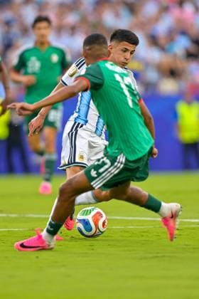 2026 World Cup - Argentina - Algeria KANSAS CITY, MISSOURI - JUNE 16: Thiago Almada 16 of Argentina shields the ball from Badredine Bouanani 17 of Algeria during the FIFA World Cup, WM, Weltmeisterschaft, Fussball 2026 Group C match between Argentina and Algeria at MetLife Stadium on June 16, 2026 in East Rutherford, New Jersey. photo by Walid Ibrahim JNA Press Kansas United States of America Copyright: x xwalidxibrahimx xJNAxPressx