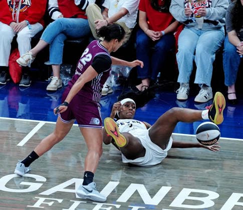 INDIANAPOLIS, IN - JUNE 16: Indiana Fever guard Raven Johnson (3) battles for a loose ball against Toronto Tempo guard Julie Allemand (22) on June 16, 2026, at Gainbridge Fieldhouse in Indianapolis, Indiana. (Photo by Brian Spurlock Icon Sportswire) WNBA, Basketball Damen, USA JUN 16 Toronto Tempo at Indiana Fever EDITORIAL USE ONLY Icon26061629