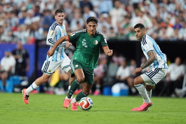 Argentina v Algeria - FIFA World Cup, WM, Weltmeisterschaft, Fussball 2026 - Group J KANSAS CITY, UNITED STATES - JUNE 16: Cristian Romero (R) of Argentina in action against Fares Chaibi of Algeria during the 2026 FIFA World Cup First Stage Group J match between Argentina and Algeria at Arrowhead Stadium (Kansas City Stadium) in Kansas City, Missouri, United States on June 16, 2026. Hakan Akgun Anadolu Missouri United States. Editorial use only. Please get in touch for any other usage.  Copyright: x2026xAnadoluxHakanxAkgunx