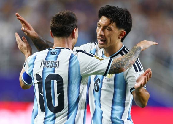 Argentina s Lionel Messi celebrates with Lisandro Martínez after scoring his second goal against Algeria in the second half in a FIFA World Cup, WM, Weltmeisterschaft, Fussball match at Arrowhead Stadium in Kansas City, Missouri, on Tuesday, June 16, 2026.  KAN20260616920 CHRISTIANxBRUNSKILL