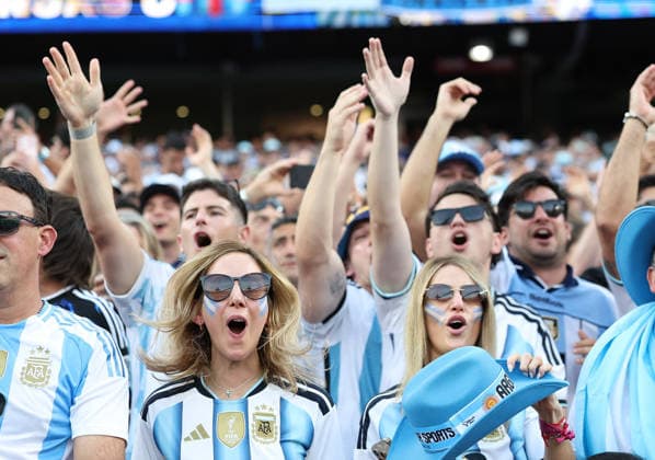 (260617) -- KANSAS CITY, June 17, 2026 -- Fans of Argentina are seen before the group J match between Argentina and Algeria at the FIFA World Cup, WM, Weltmeisterschaft, Fussball 2026 at Kansas City Stadium in Kansas City, the United States, June 16, 2026. ) (SP)U.S.-KANSAS CITY-FOOTBALL-FIFA WORLD CUP-GROUP J-ARG VS ALG LixMing 