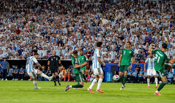 Fußball, Herren, FIFA World Cup, WM, Weltmeisterschaft, Fussball 2026 in Mexiko, Kanada und USA, Spiel in Kansas City (Gruppe J, 1. Spieltag), Argentinien - Algerien, Lionel Messi (Argentinien) erzielt das Tor zum 3:0, 16.06. 2026, *** Soccer, Mens, 2026 FIFA World Cup in Mexico, Canada, and the U.S., Match in Kansas City, Group J, Matchday 1, Argentina vs. Algeria, Lionel Messi of Argentina scores the goal to make it 3–0, June 16, 2026,,detected_source_language Copyright: xMatthiasxKochx