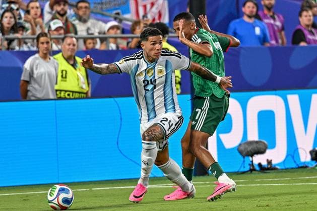 2026 World Cup - Argentina - Algeria KANSAS CITY, UNITED STATES JUNE 16, 2026: Enzo Fernandez ( 24) of Argentina challenges Rafik Belghali ( 17) of Algeria during the FIFA World Cup, WM, Weltmeisterschaft, Fussball 2026 Group J match between Argentina and Algeria at Kansas City Stadium in Kansas City, United States, on June 16, 2026. KANSAS CITY United States of America Copyright: x xwalidxibrahimx xJNAxPressx