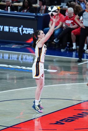 INDIANAPOLIS, IN - JUNE 16: Indiana Fever guard Caitlin Clark (22) shoots a free throw against the Toronto Tempo on June 16, 2026, at Gainbridge Fieldhouse in Indianapolis, Indiana. (Photo by Brian Spurlock Icon Sportswire) WNBA, Basketball Damen, USA JUN 16 Toronto Tempo at Indiana Fever EDITORIAL USE ONLY Icon26061640