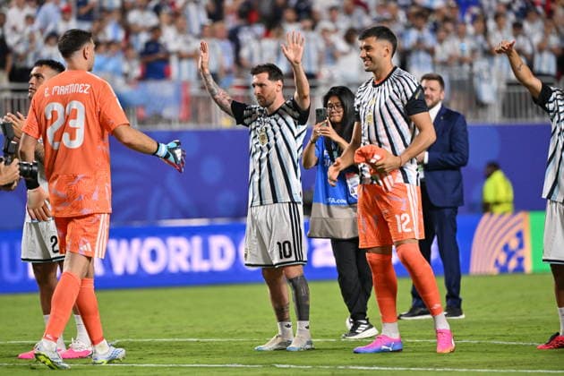 FIFA World Cup, WM, Weltmeisterschaft, Fussball 2026 - Group J - Argentina vs Algeria Lionel Messi of Argentina (C) and his teammates greet their supporters after winning the FIFA World Cup 2026 group stage match Algeria against Argentina, in Kansas City, Missouri, USA, 16 June 2026. KANSAS CITY United States  Copyright: xAMYxKONTRASx