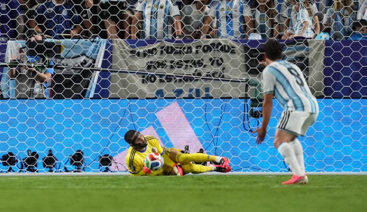 Luca Zidane of Algeria controls the ball during the Argentina vs. Algeria match in Group J of the 2026 FIFA World Cup at Kansas Stadium in Kansas, United States, on June 16, 2026. Photo by DeFodi Images (Thor Wegner),detected_source_language