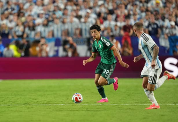 Ibrahim Maza of Algeria controls the ball during the Argentina vs. Algeria match in Group J of the 2026 FIFA World Cup at Kansas Stadium in Kansas, United States, on June 16, 2026. Photo by DeFodi Images (Thor Wegner),detected_source_language