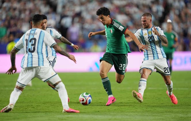 Ibrahim Maza of Algeria controls the ball during the Argentina vs. Algeria match in Group J of the 2026 FIFA World Cup at Kansas Stadium in Kansas, United States, on June 16, 2026. Photo by DeFodi Images (Thor Wegner),detected_source_language