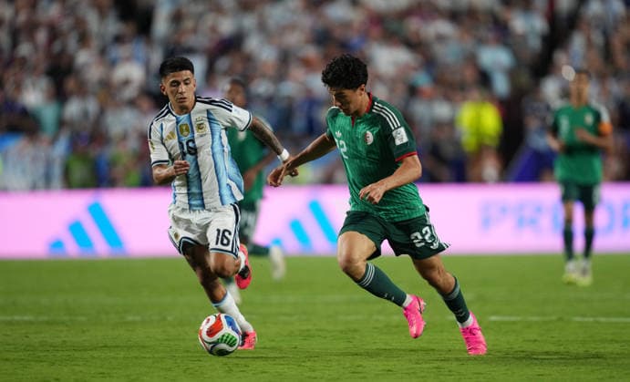 Ibrahim Maza of Algeria controls the ball during the Argentina vs. Algeria match in Group J of the 2026 FIFA World Cup at Kansas Stadium in Kansas, United States, on June 16, 2026. Photo by DeFodi Images (Thor Wegner),detected_source_language